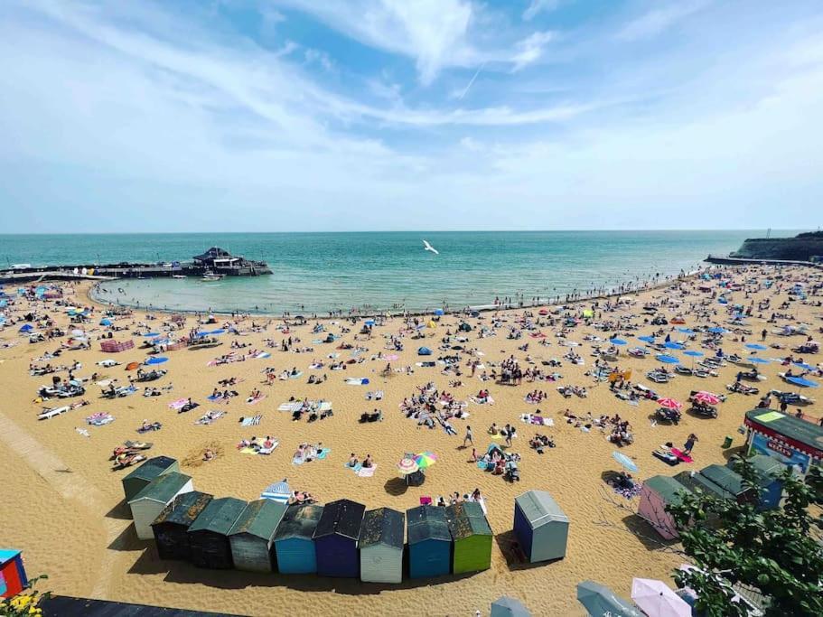 Cosy Coach House Garden Apartment By The Sea, Own Entrance Door, Garden Terrace With Exclusive Rear Door Access & Free Reserved Parking Space Only 2 Mtrs From Your Apt Door! Early Checkin From 3Pm And Late Check Out Till 11Am Available! 브로드스테어즈 외부 사진