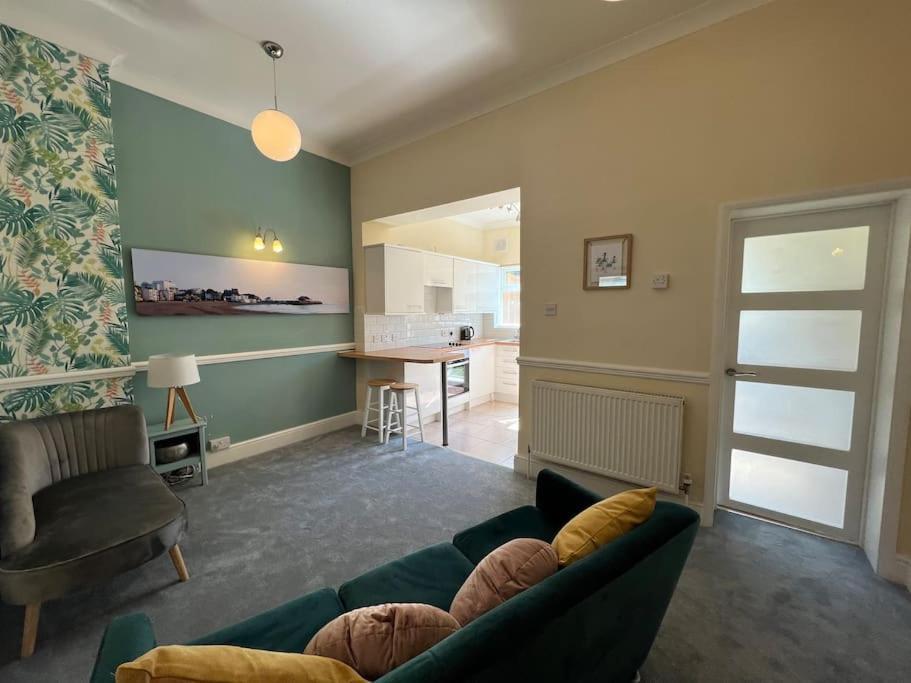 Cosy Coach House Garden Apartment By The Sea, Own Entrance Door, Garden Terrace With Exclusive Rear Door Access & Free Reserved Parking Space Only 2 Mtrs From Your Apt Door! Early Checkin From 3Pm And Late Check Out Till 11Am Available! 브로드스테어즈 외부 사진