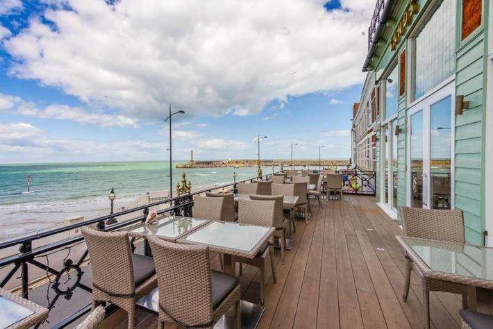 Cosy Coach House Garden Apartment By The Sea, Own Entrance Door, Garden Terrace With Exclusive Rear Door Access & Free Reserved Parking Space Only 2 Mtrs From Your Apt Door! Early Checkin From 3Pm And Late Check Out Till 11Am Available! 브로드스테어즈 외부 사진